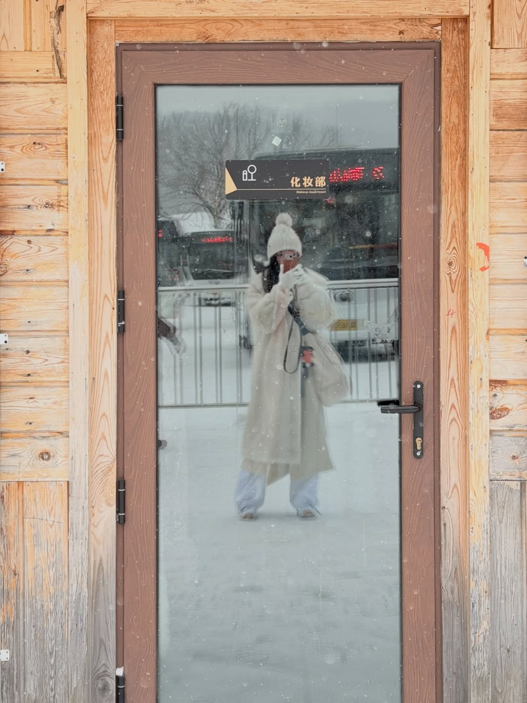 Cô diện chiếc áo khoác lông dáng dài ấm áp phối cùng khăn quàng cổ cùng tông. Set đồ không chỉ giúp giữ ấm tuyệt đối trong điều kiện thời tiết khắc nghiệt mà còn tạo nên vẻ ngoài sang trọng, tiểu thư. (Ảnh: IGNV)