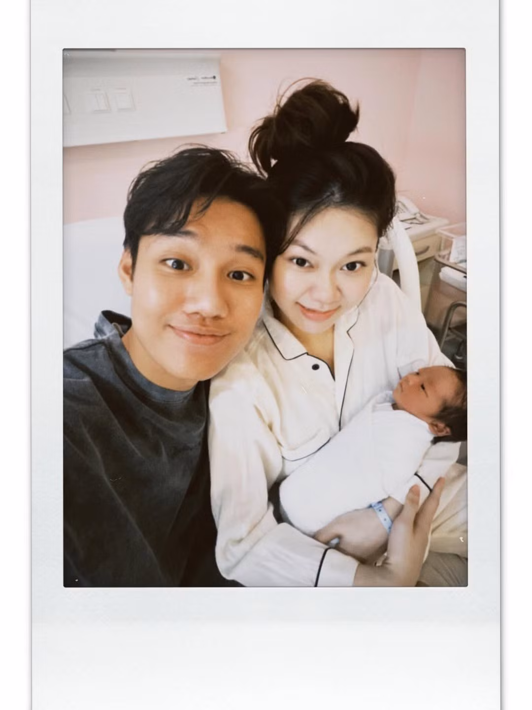 Hình ảnh Ly Phạm nằm trên giường với vẻ ngoài rạng rỡ, cho thấy vẻ đẹp không hề suy giảm sau sinh. Nụ cười hạnh phúc của cô và ông xã Hoàng Sơn bên thiên thần nhỏ đã làm rung động trái tim nhiều người. (Ảnh: IGNV)