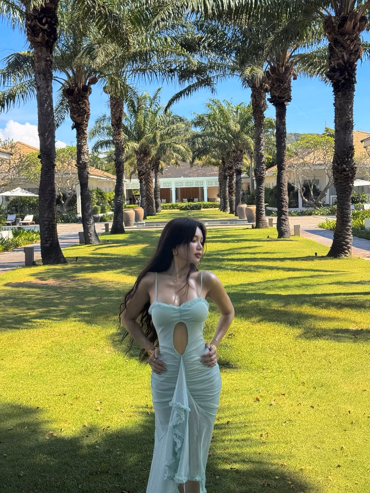 Chiếc váy hai dây dáng dài, ôm sát cơ thể với chất liệu voan mỏng manh, có điểm nhấn là đường nhún bèo và chi tiết khoét tròn táo bạo ngay khu vực eo và ngực. (Ảnh: FBNV)