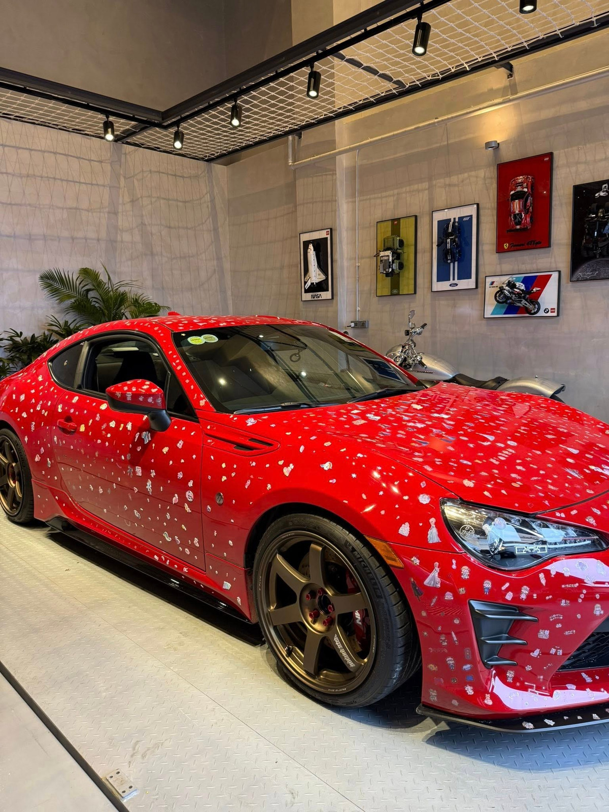 Anh gửi lời yêu thương và cảm ơn 2 nhóc tì: “Ôi về nhà trễ có tí thôi mà. Baba yêu em, cảm ơn 2 cục thúi của baba”. (Ảnh: FB Đàm Thu Trang)