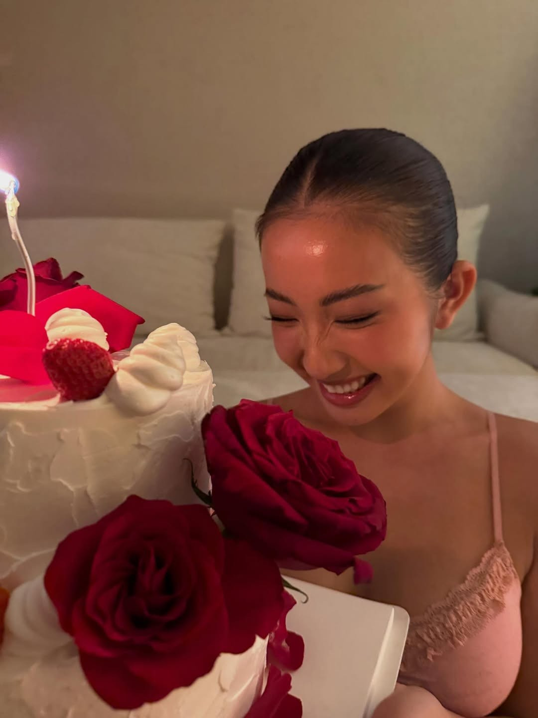 Chiếc bánh kem hai tầng trang trí hoa hồng đỏ rực rỡ cùng dòng chữ "Sagittarius baby" (Cô nàng Nhân Mã) trở thành đạo cụ hoàn hảo. (Ảnh: IGNV)