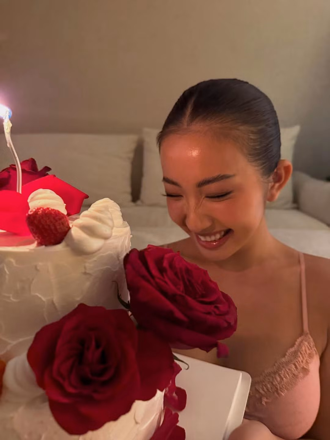 Chiếc bánh kem hai tầng trang trí hoa hồng đỏ rực rỡ cùng dòng chữ "Sagittarius baby" (Cô nàng Nhân Mã) trở thành đạo cụ hoàn hảo. (Ảnh: IGNV)