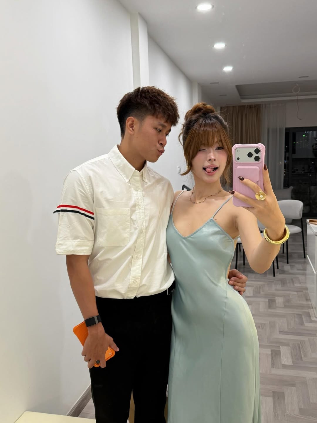 Trong khi Thụy Hân chọn chiếc váy lụa màu xanh ngọc hở lưng quyến rũ, khoe trọn vóc dáng "vạn người mê", thì Lê Minh Bình lại ghi điểm với vẻ bảnh bao trong chiếc sơ mi trắng lịch lãm. (Ảnh: IG @hiann_)