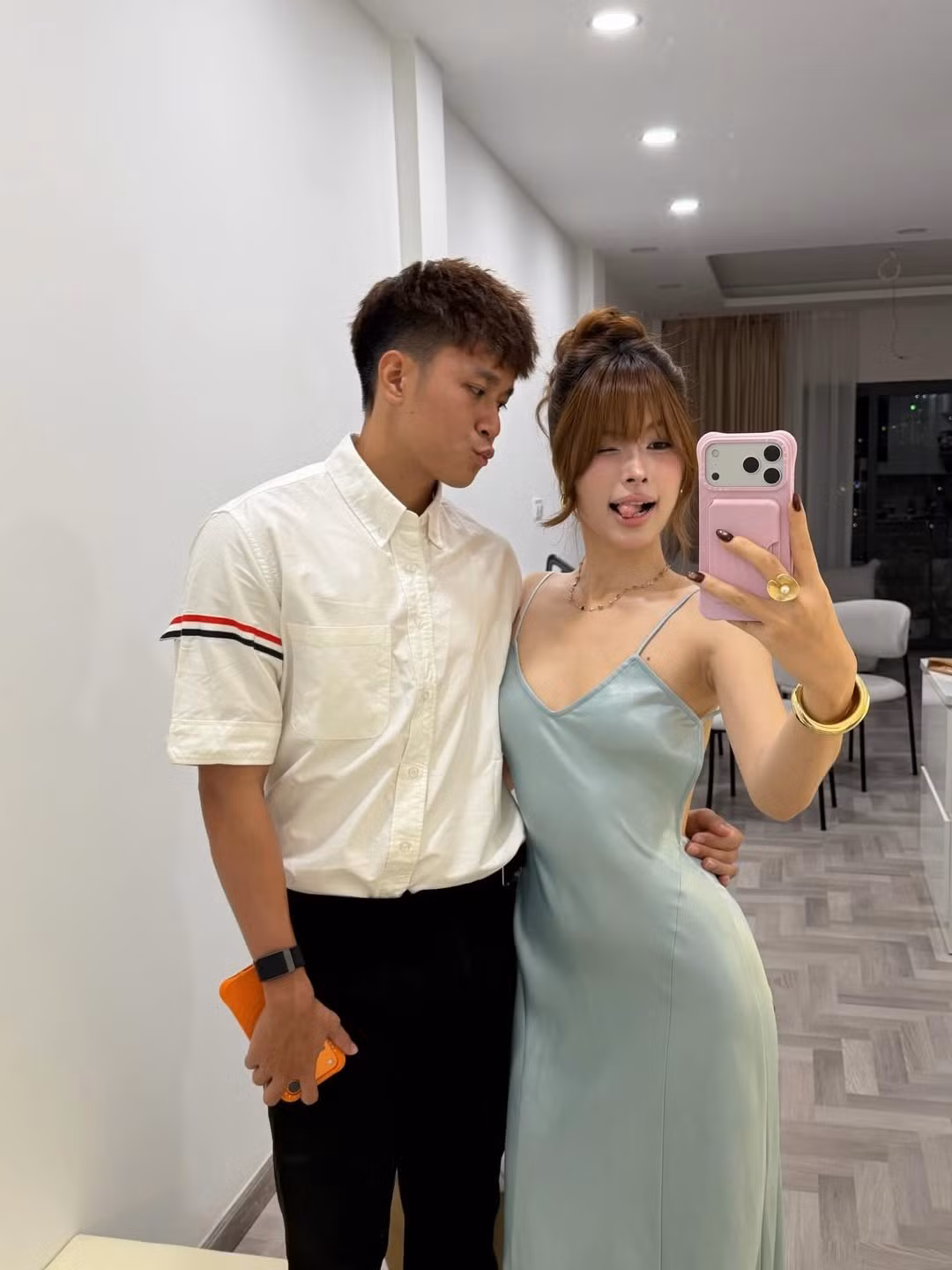 Trong khi Thụy Hân chọn chiếc váy lụa màu xanh ngọc hở lưng quyến rũ, khoe trọn vóc dáng "vạn người mê", thì Lê Minh Bình lại ghi điểm với vẻ bảnh bao trong chiếc sơ mi trắng lịch lãm. (Ảnh: IG @hiann_)