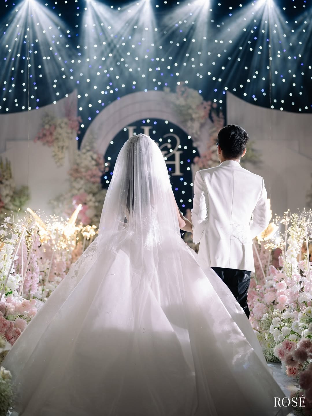 Đằng sau bộ ảnh cưới đẹp như mơ là một câu chuyện tình yêu đầy nghị lực và sự kiên trì hiếm có giữa Nắng và chú rể Trần Hải (làm IT, SN 1992). (Ảnh: IGNV)