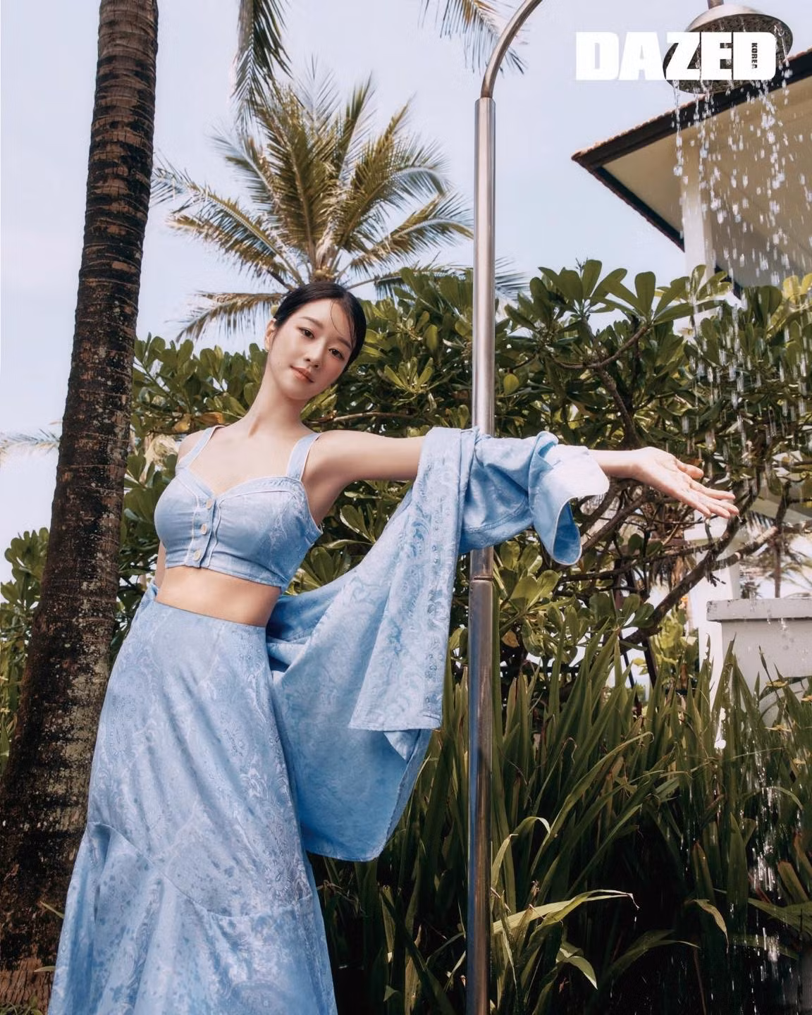 Cô uống bia vỉa hè, ăn rau muống xào tỏi, bún chả, cơm rang hải sản.