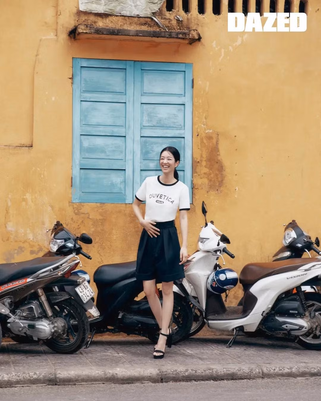 Nữ diễn viên trong trang phục mùa hè của Duvetica, với nền tường vàng quen thuộc ở Hội An, cùng những chiếc xe máy mang hơi thở của đường phố và nhịp sống nơi đây.