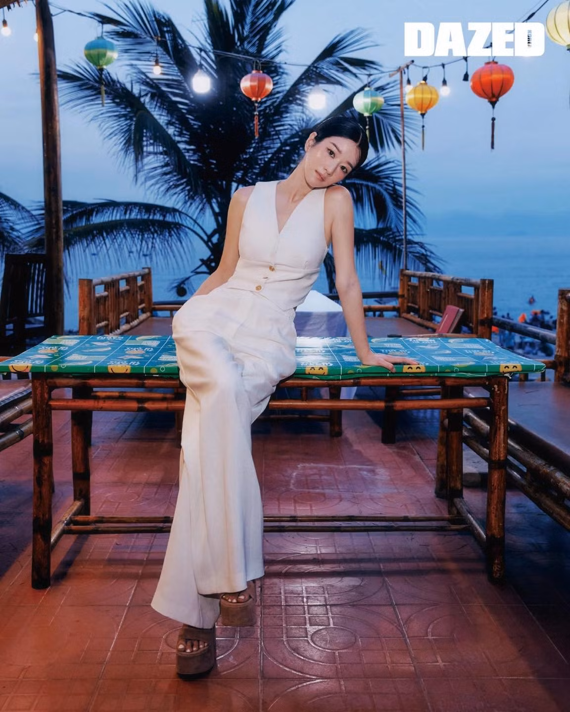 Êkíp cho biết Seo Ye Ji "đã ăn, đi bộ và cười sảng khoái" trong chuyến công tác kết hợp nghỉ dưỡng. Chính vậy khi xuất hiện trong bộ ảnh, cô nàng đã truyền tải trọn vẹn tinh thần "một ngày ở thành phố lạ".