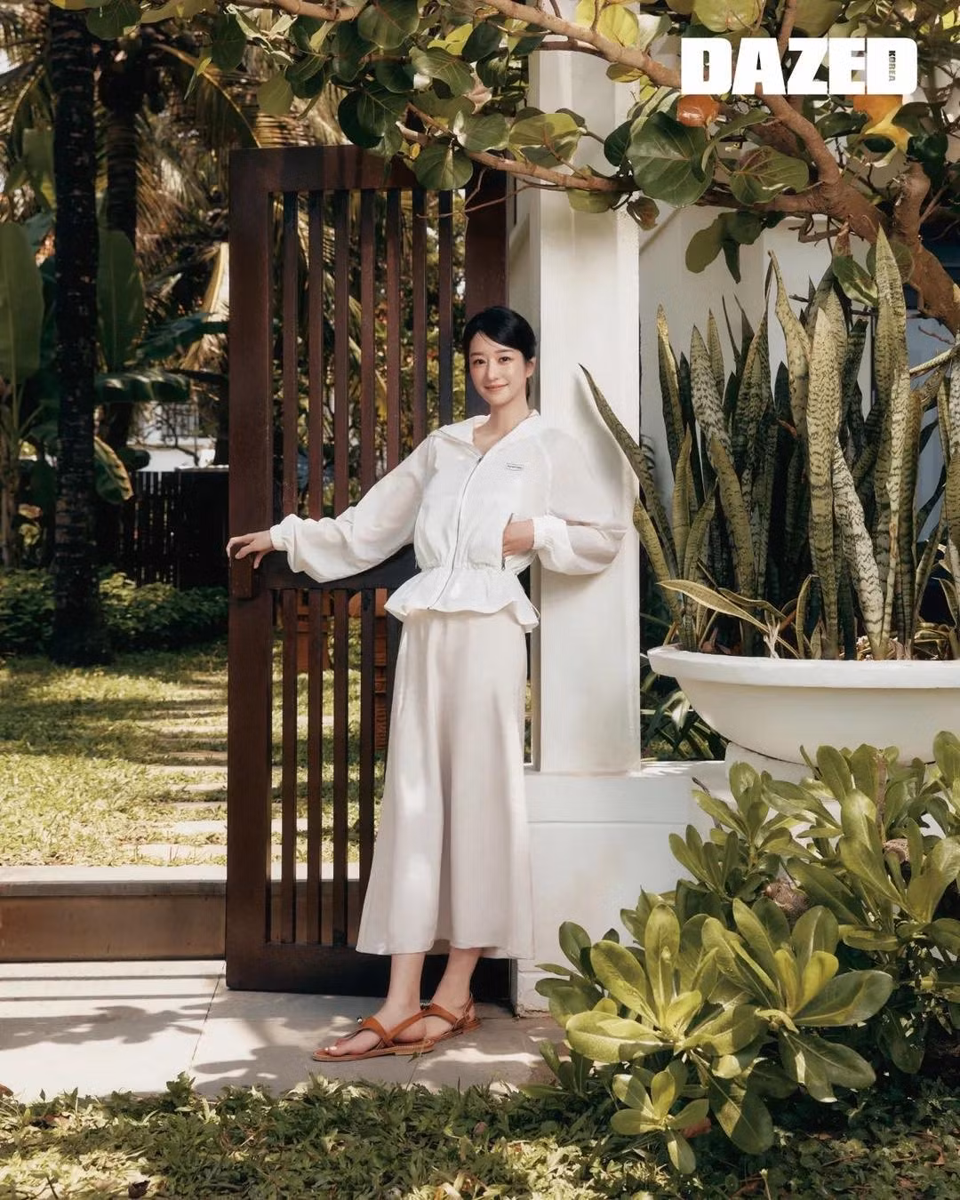 Hình ảnh "điên nữ" du lịch ở Việt Nam được team qua đường ghi lại khiến cộng đồng mạng vô cùng thích thú.