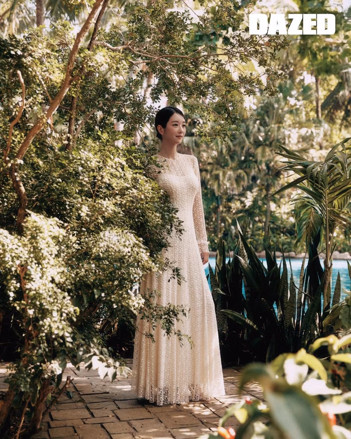 Trong bộ ảnh, Seo Ye Ji diện nhiều trang phục với các phong cách khác nhau, từ áo gió thu đông đặc trưng, áo phông tay ngắn thoải mái, đến váy dài vải voan nhẹ nhàng.