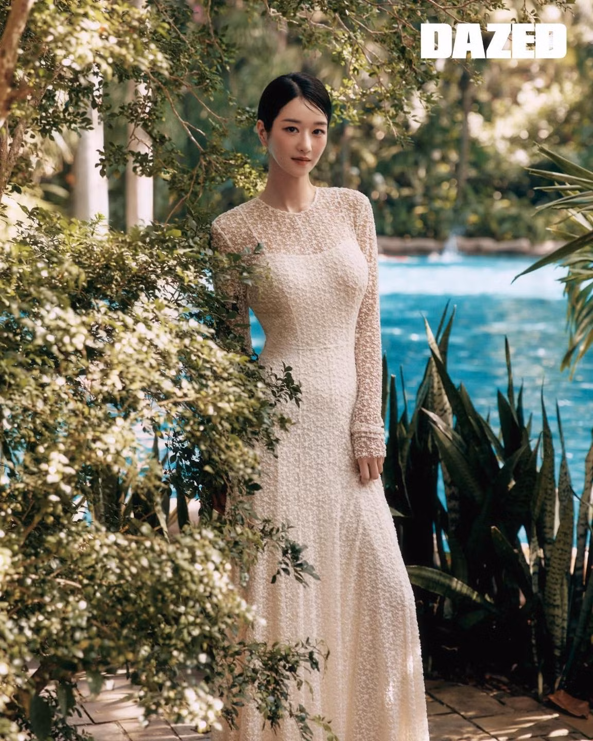 Trước khi tạp chí công bố loạt ảnh, Seo Ye Ji đăng trên trang cá nhân ảnh dạo phố cổ, tiết lộ được fan tặng nón lá, hoa, các loại trái cây như chuối, xoài.