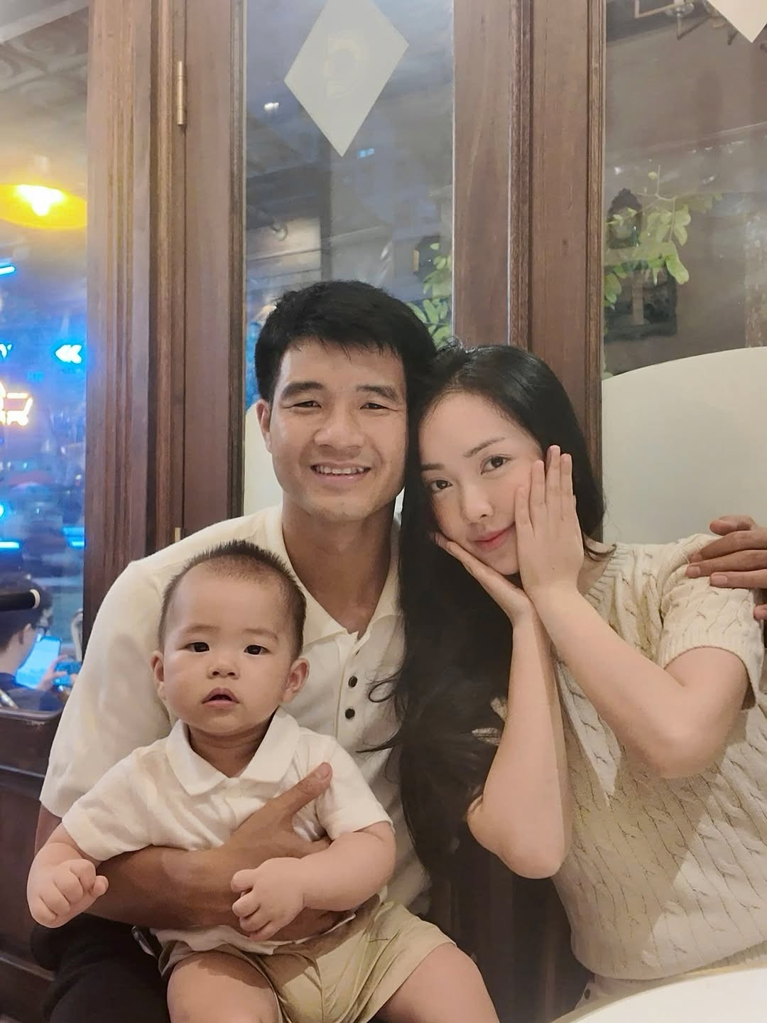 Kể từ khi về chung một nhà và đón thành viên mới, Hà Đức Chinh và Mai Hà Trang luôn khiến công chúng ngưỡng mộ bởi cuộc sống hôn nhân bình yên, ít ồn ào nhưng đầy ắp tiếng cười. (Ảnh: IGNV)