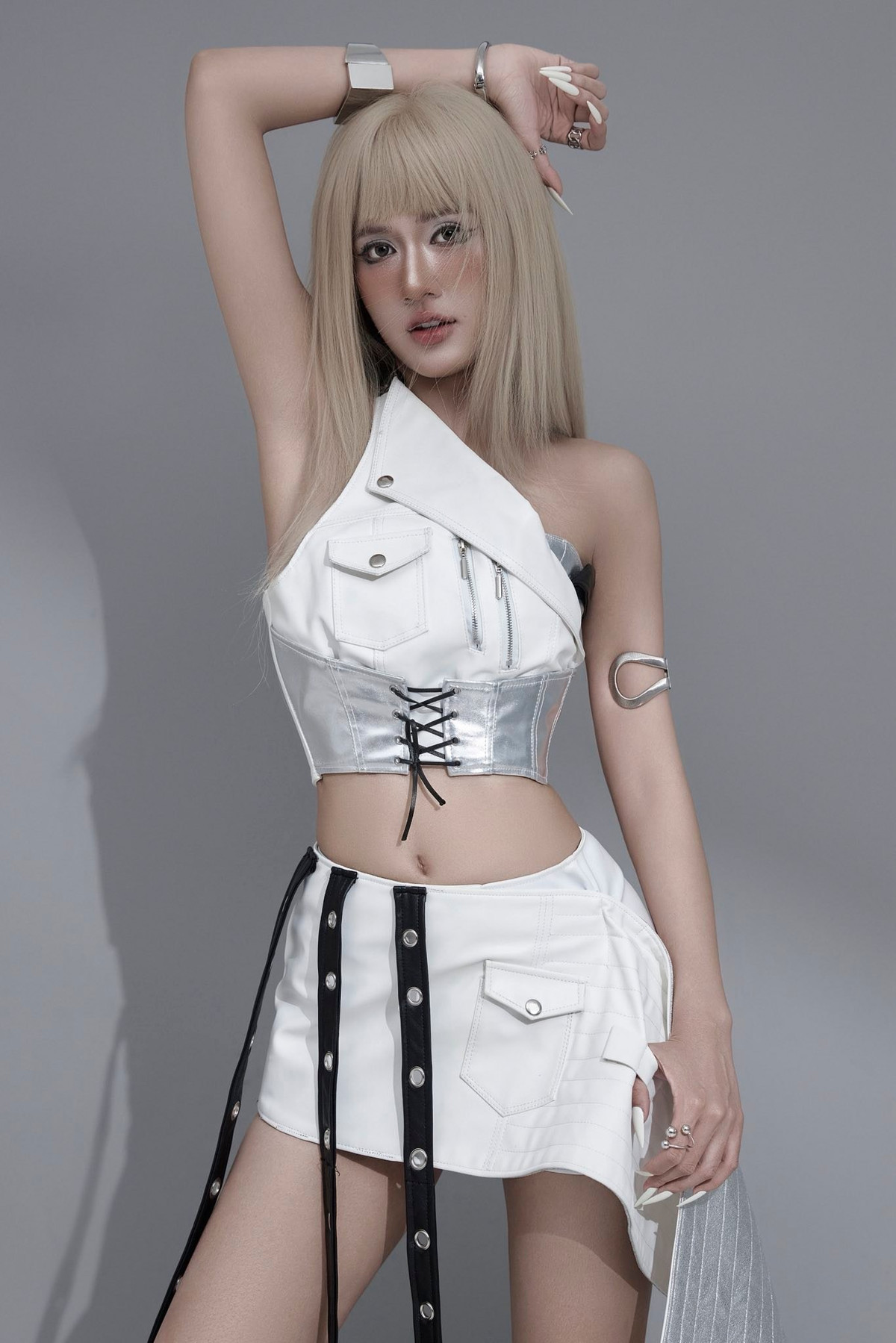 Thùy Linh biến hóa đa dạng từ những bộ cánh năng động của thế hệ Gen Z đến những chiếc váy nữ tính, gợi cảm. Cô chú trọng vào việc nhấn vào một điểm trên cơ thể thay vì hở hang quá đà, tạo nên hình ảnh một nữ DJ hiện đại, thời thượng. (Ảnh: FBNV)