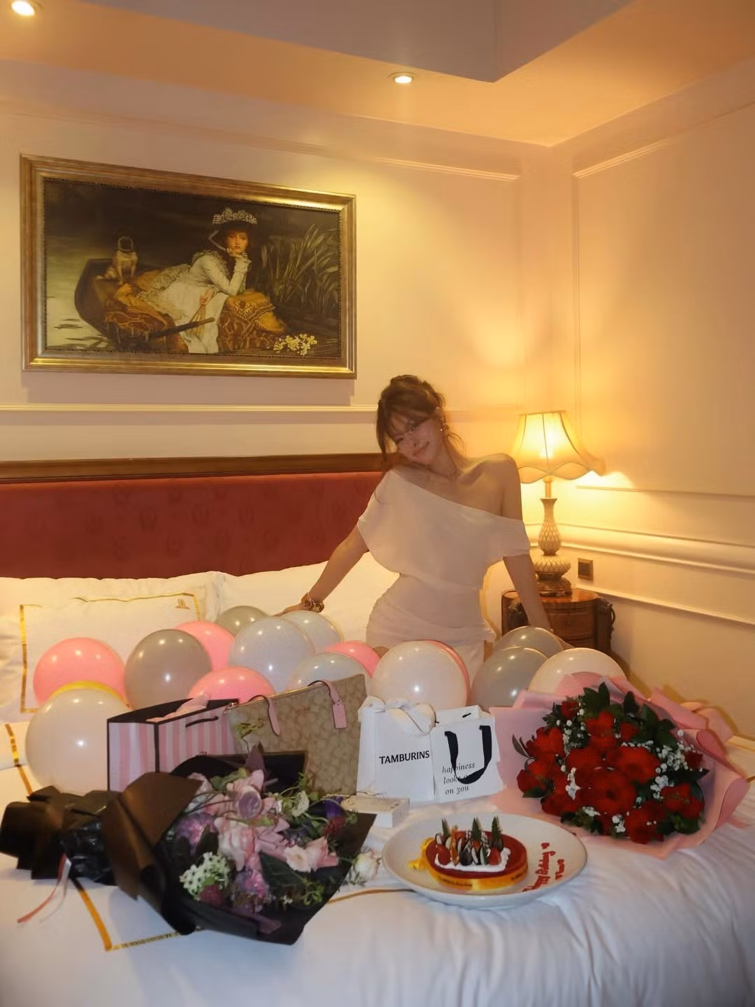 Cặp đôi đã công khai mối quan hệ từ lâu và nhận được sự ủng hộ lớn từ người hâm mộ. Dù hiếm khi đăng ảnh đôi, mỗi lần xuất hiện chung, Minh Bình và Thụy Hân đều khiến mọi người ngưỡng mộ bởi sự xứng đôi vừa lứa và tình cảm mặn nồng. (Ảnh trong bài: IGNV)