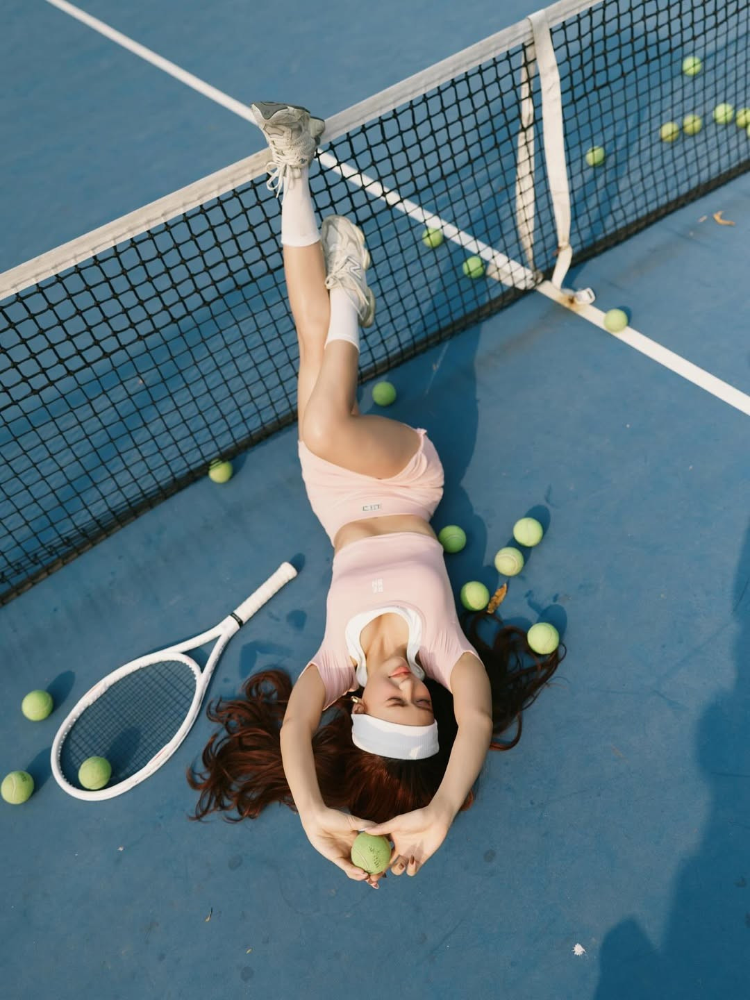 Trong loạt ảnh, Hoàng Yến xuất hiện với set đồ tennis gồm áo crop-top ôm sát và chân váy ngắn. Thiết kế này giúp cô nàng khoe khéo vòng eo con kiến cùng đôi chân dài thẳng tắp. (Ảnh: IGNV)