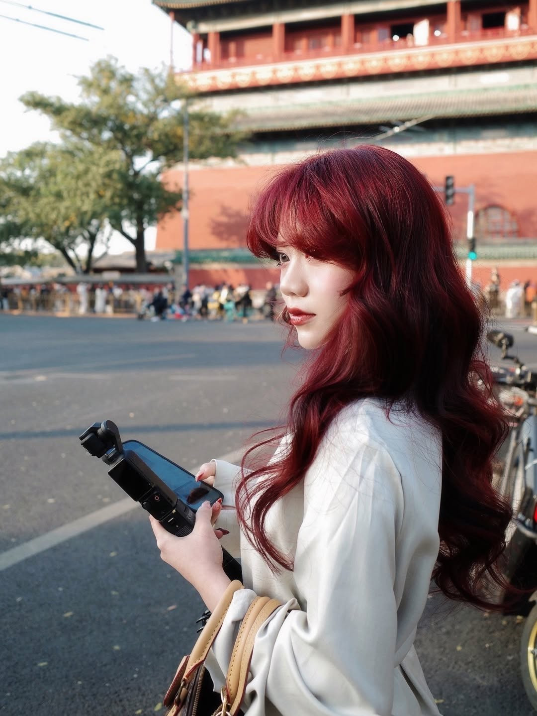 Về chuyện tình cảm, cô nàng từng khiến nhiều người hâm mộ tiếc nuối khi chia sẻ về việc "đường ai nấy đi" với streamer Dev Nguyễn. Cư dân mạng cũng dành sự tôn trọng, gửi lời động viên và chúc phúc đến cả hai dù không còn đồng hành. (Ảnh: IGNV)