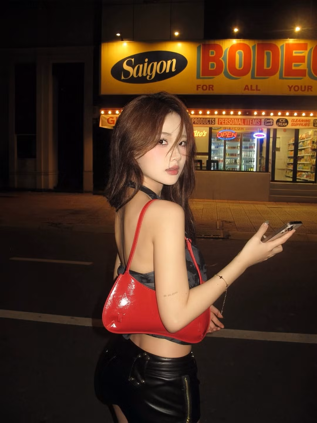 Cô nàng khoác lên mình chiếc áo croptop đen họa tiết lạ mắt, khéo léo khoe vòng eo thon gọn, kết hợp cùng quần short da đen bó sát, tạo nên một tổng thể vừa gợi cảm, vừa ma mị cuốn hút. (Ảnh: IGNV)