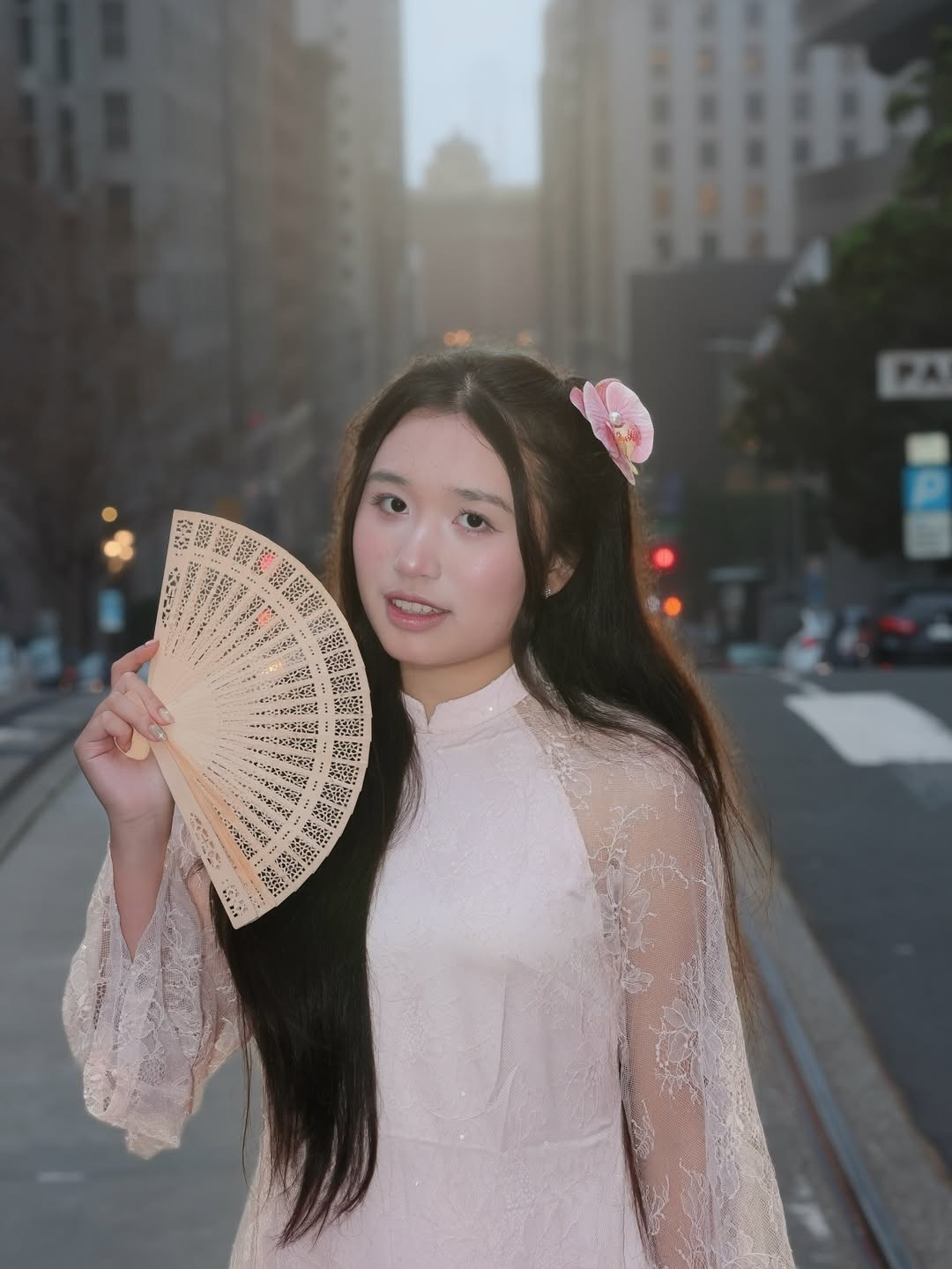 Trên trang cá nhân của mình, "Rich kid làng YouTube" Jenny Huỳnh đã khiến người hâm mộ không khỏi xuýt xoa khi đăng tải bộ ảnh mới với chú thích ngắn gọn: "Xuân ở San Francisco". Trong tà áo dài truyền thống, cô nàng Gen Z đã mang đến một không gian đậm chất Việt giữa lòng nước Mỹ hiện đại. (Ảnh: IGNV)