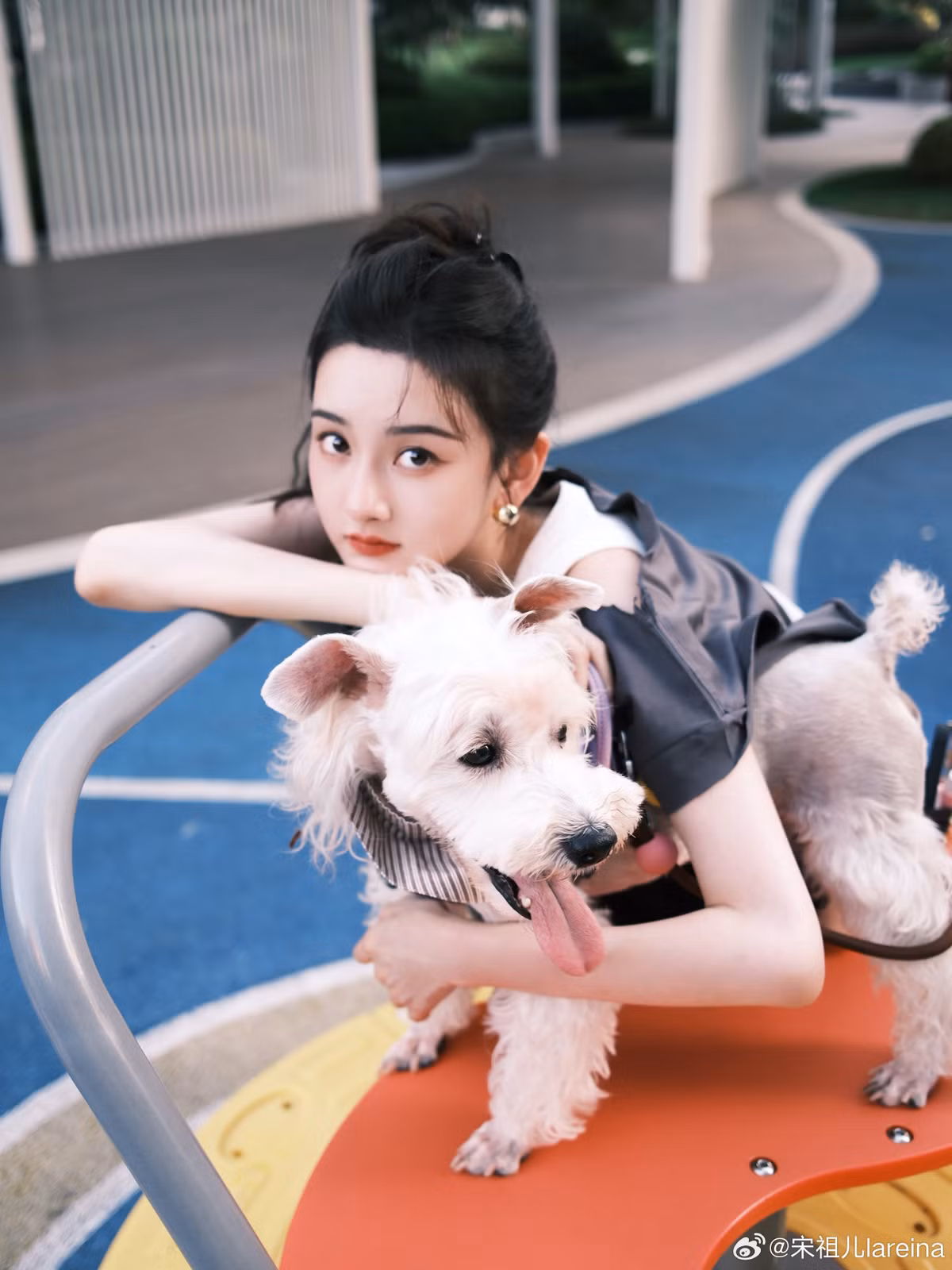 Cô gái nhỏ nhắn năm xưa giờ đã sở hữu vẻ đẹp sắc sảo, trưởng thành, nhưng vẫn giữ được nét tinh nghịch, đáng yêu.