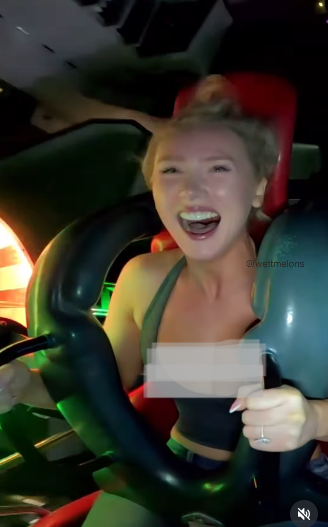 Do diện trang phục khá hớ hênh, cụ thể là một chiếc áo hai dây với phần cổ áo khoét sâu, mỗi khi bị thả rơi hay nhấc bổng lên, phần vòng 1 của cô nàng cũng bị chuyển động dữ dội. (Ảnh: IGNV)