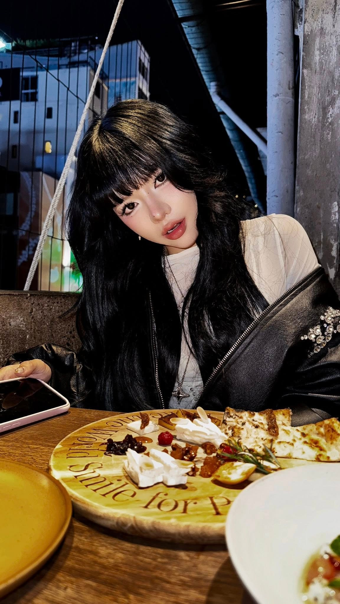 Với xuất thân là một vũ công, Ciin thường xuyên xuất hiện trong các video dance cover với trang phục tôn lên tối đa đường cong cơ thể, khai thác triệt để vẻ ngoài nóng bỏng và những động tác vũ đạo cuốn hút. (Ảnh: @l.ciin)