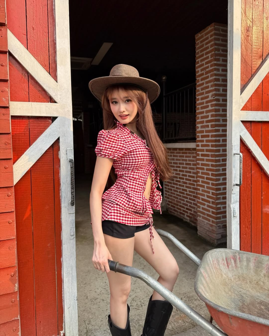 Khánh Huyền chọn lối trang điểm tông cam đào trẻ trung, tôn lên đường nét thanh tú trên gương mặt. (Ảnh: IGNV)