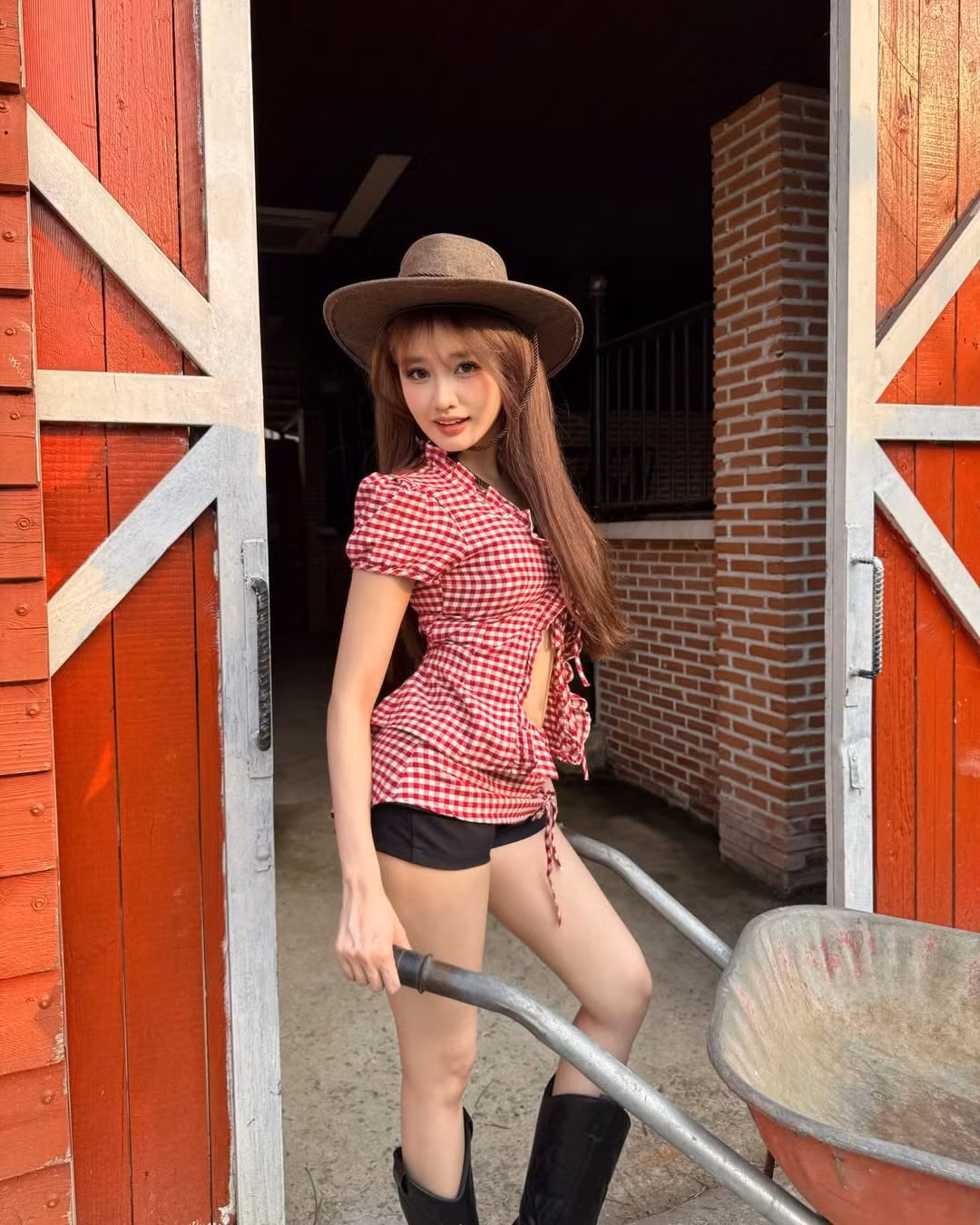 Khánh Huyền chọn lối trang điểm tông cam đào trẻ trung, tôn lên đường nét thanh tú trên gương mặt. (Ảnh: IGNV)