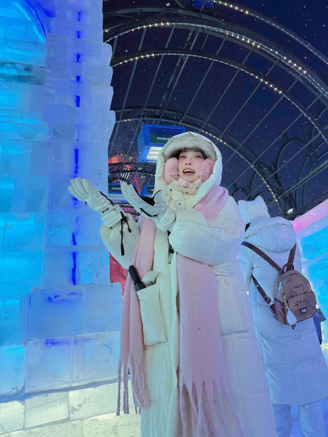 Trên trang cá nhân, cả hai đã đăng tải những tấm hình check-in tại các địa điểm biểu tượng của Harbin như thiên đường băng giá Harbin Ice and Snow World. (Ảnh: IG @phuongngabui_)