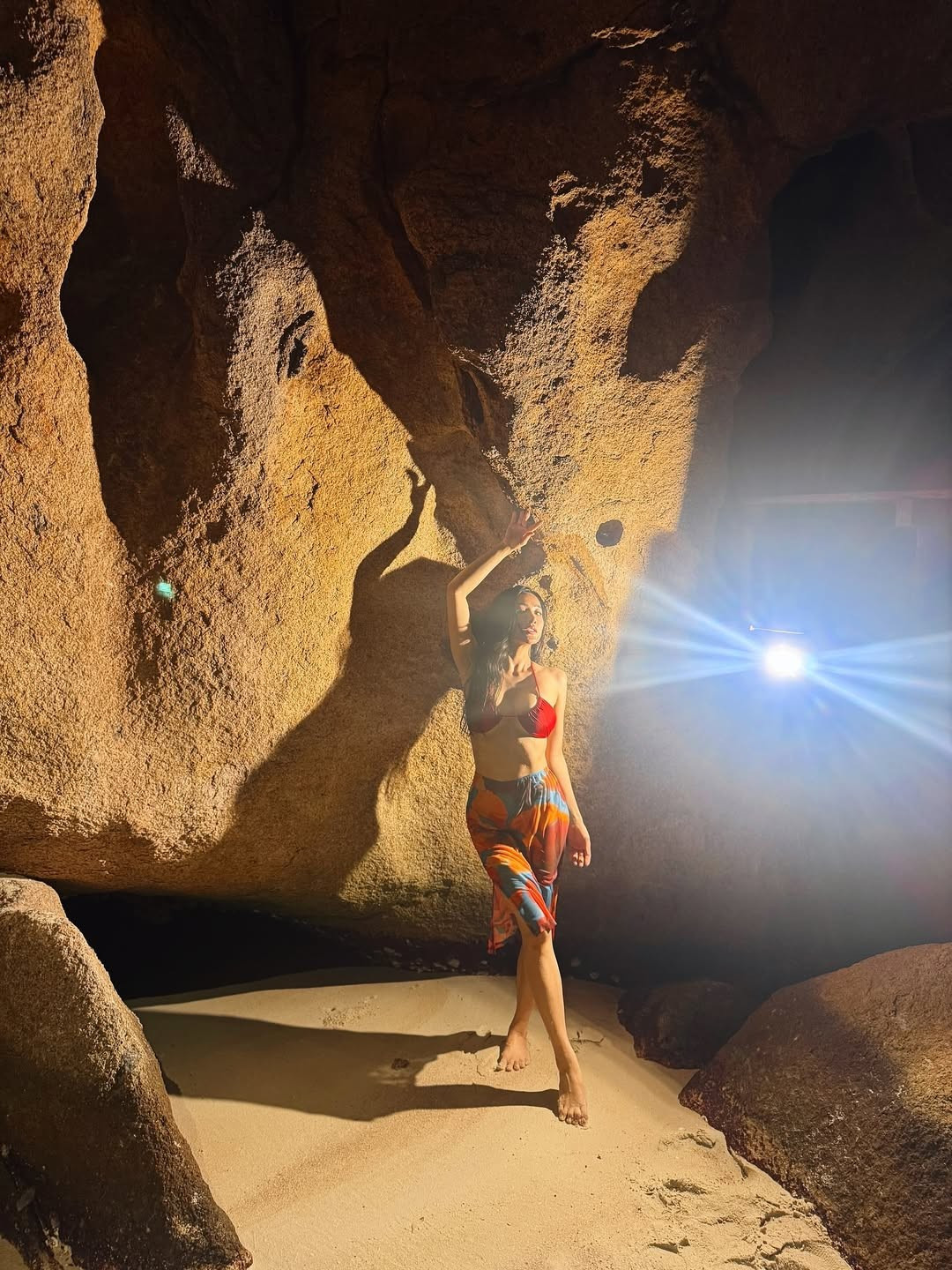 Trong bối cảnh hoàng hôn trên biển, với làn nước trong xanh và bãi cát trắng mịn hay khi tạo dáng bên những phiến đá, Yaya Trương Nhi đã có những khoảnh khắc đẹp như mơ.