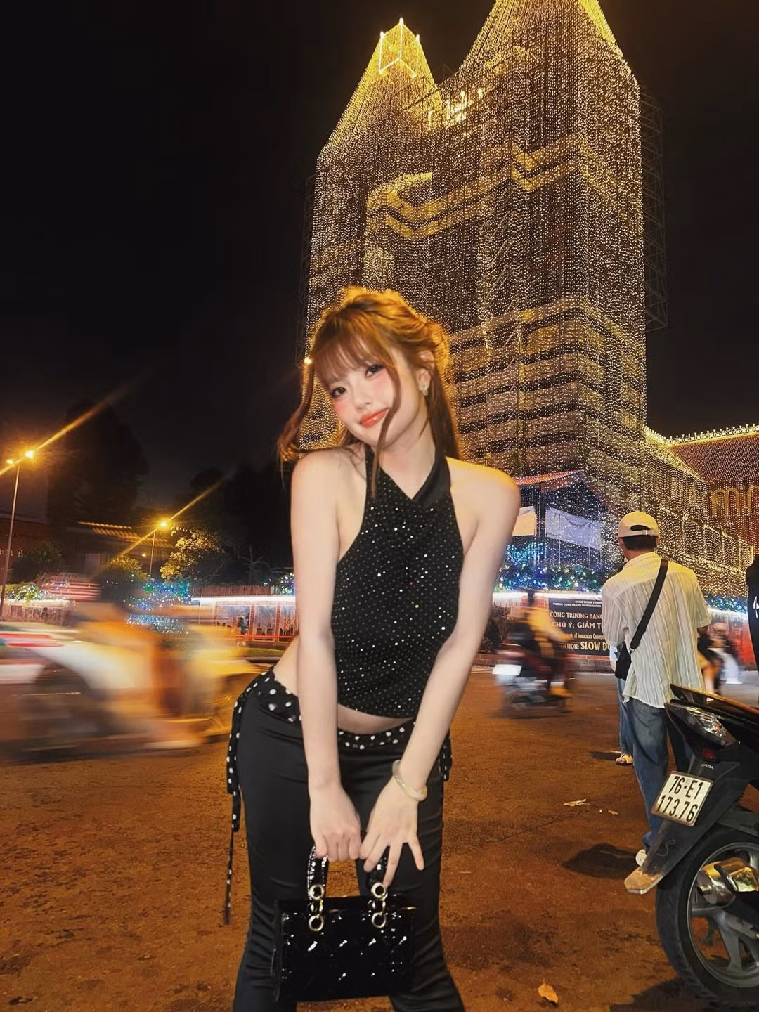 Trong bộ ảnh này, Bảo Na diện một chiếc áo croptop lấp lánh, với thiết kế dây mảnh và khoét sâu táo bạo ở phần lưng, kết hợp cùng chân váy cạp trễ chấm bi, tạo nên tổng thể vừa cá tính, vừa gợi cảm. (Ảnh: IG @baonane)