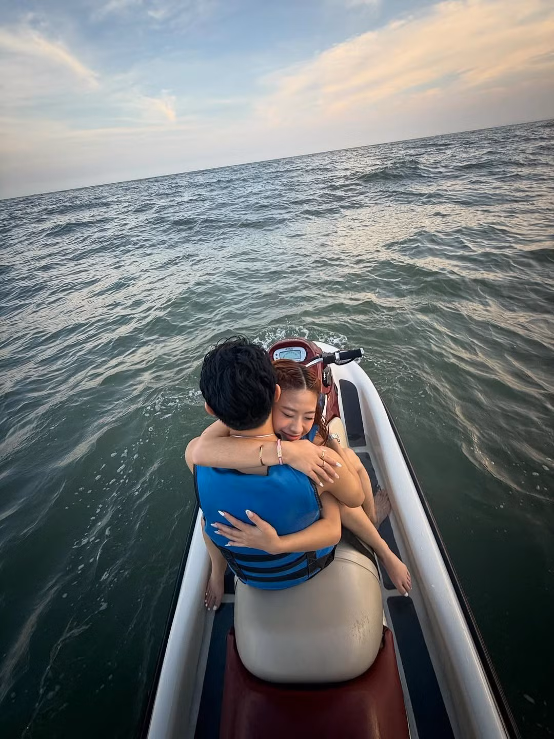 Trong những khoảnh khắc được đăng tải khác, Paul Lê không chỉ đồng hành với bạn gái trong những chuyến du lịch mà còn cả trong công việc. (Ảnh: @louispham203)