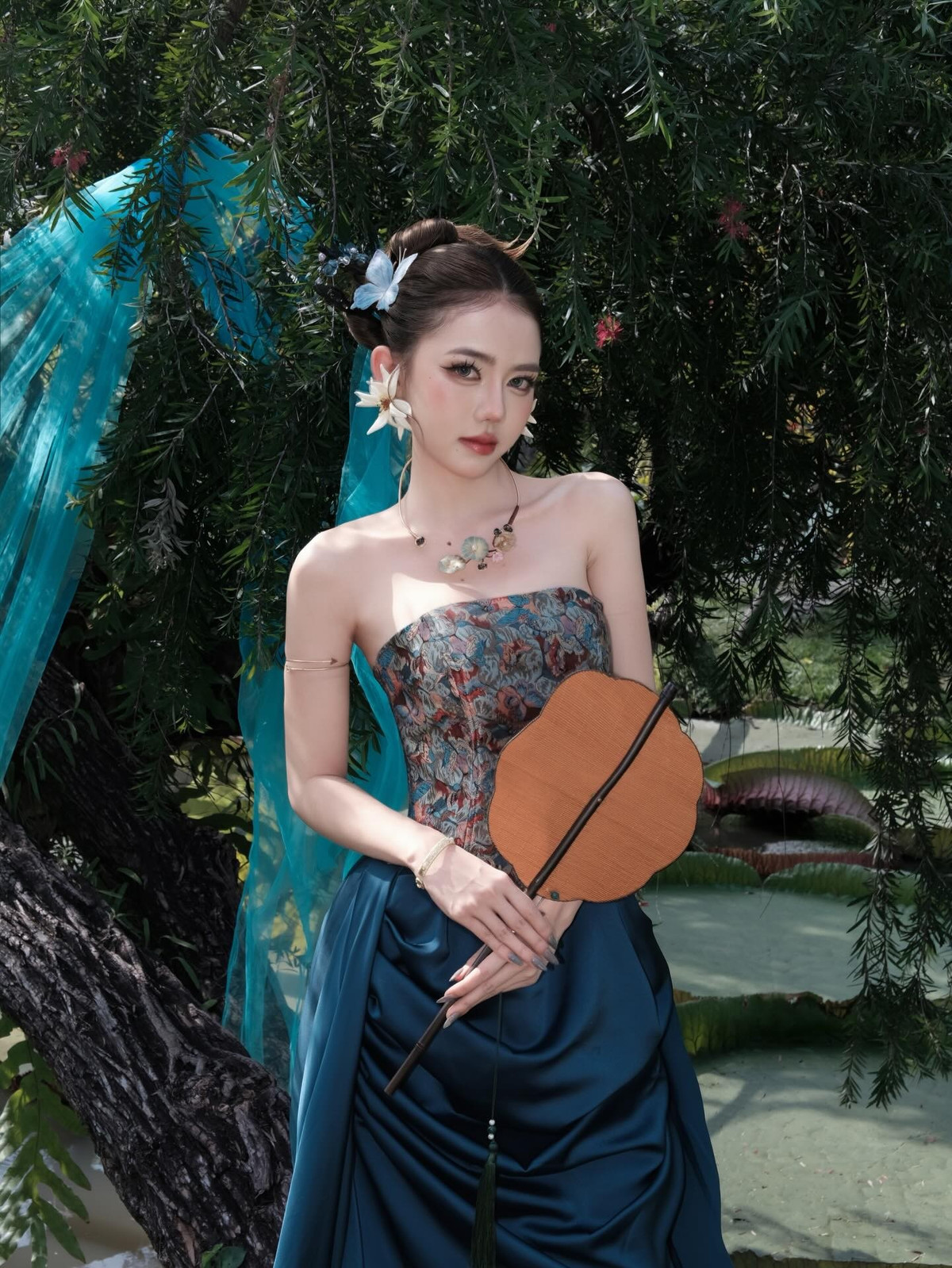 Thoát khỏi mác "hot girl cổ vũ" ngày nào, Linh Chi đã tạo cho mình nét cá tính riêng khi không ngần ngại thử sức từ phong cách quyến rũ, cá tính đời thường cho đến những tạo hình nghệ thuật đòi hỏi chiều sâu như cổ trang hay concept nàng thơ.(Ảnh: IGNV)