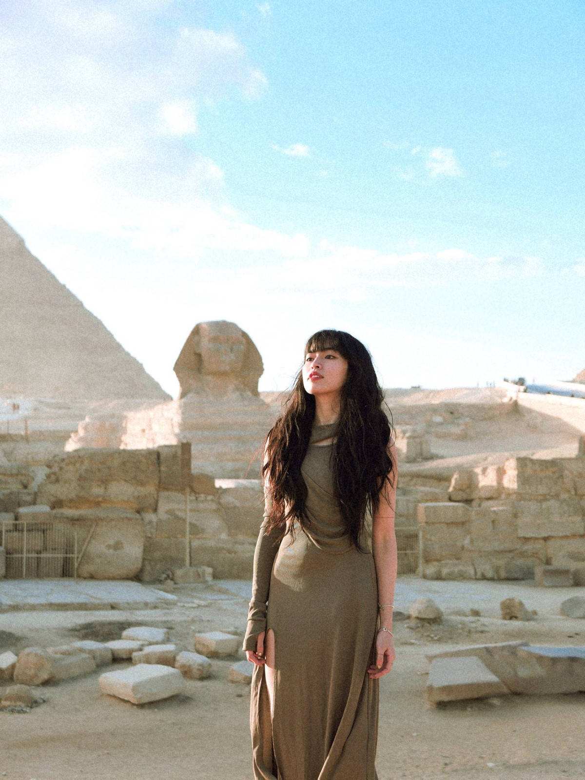 Dù tâm trạng không thực sự tốt vì sự cố vé vào cửa, nhưng không thể phủ nhận nhan sắc và thần thái của Khánh Vân trong bộ ảnh tại Ai Cập vẫn cực kỳ cuốn hút. (Ảnh: IGNV)