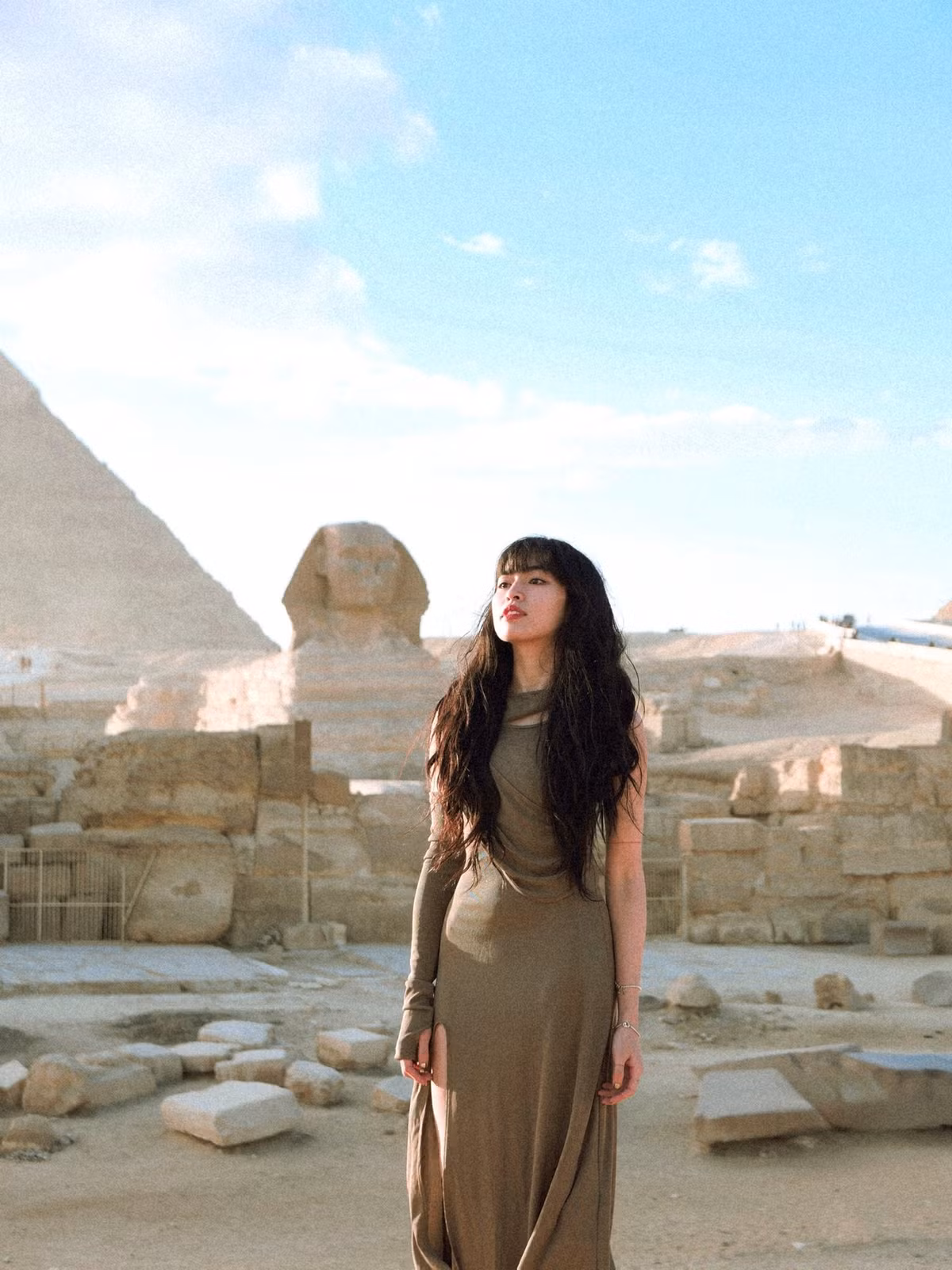 Dù tâm trạng không thực sự tốt vì sự cố vé vào cửa, nhưng không thể phủ nhận nhan sắc và thần thái của Khánh Vân trong bộ ảnh tại Ai Cập vẫn cực kỳ cuốn hút. (Ảnh: IGNV)