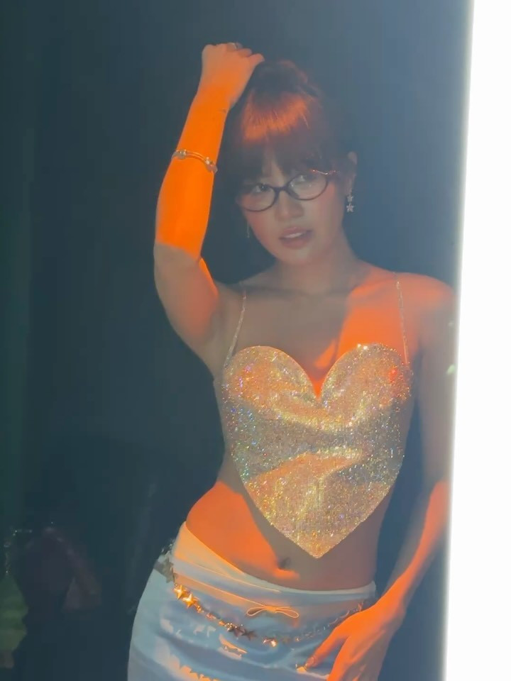 Cách phối đồ này không chỉ giúp cô nàng trông cao ráo hơn mà còn khéo léo phô diễn vòng eo con kiến cực phẩm, săn chắc và không chút mỡ thừa. (Ảnh: IGNV)