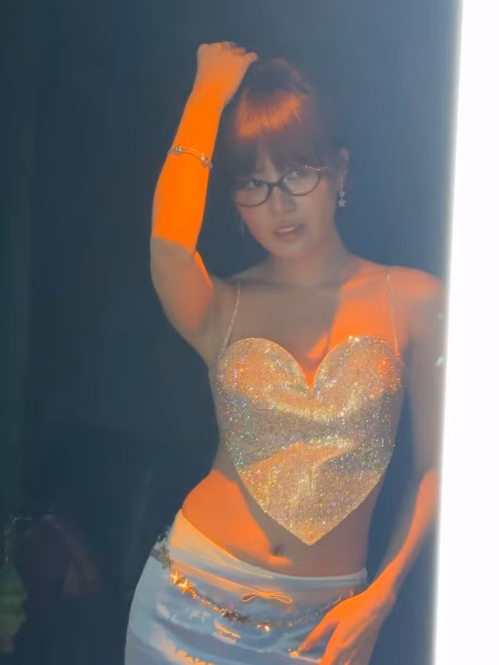 Cách phối đồ này không chỉ giúp cô nàng trông cao ráo hơn mà còn khéo léo phô diễn vòng eo con kiến cực phẩm, săn chắc và không chút mỡ thừa. (Ảnh: IGNV)