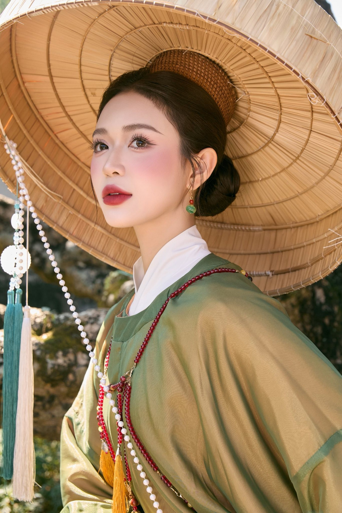 Cô nàng theo đuổi phong cách tối giản nhưng sang trọng. Dù là diện áo dài cổ phục hay những thiết kế hiện đại, Hoàng Yến vẫn giữ được thần thái cuốn hút, vừa gợi cảm vừa giữ được nét thanh lịch vốn có.