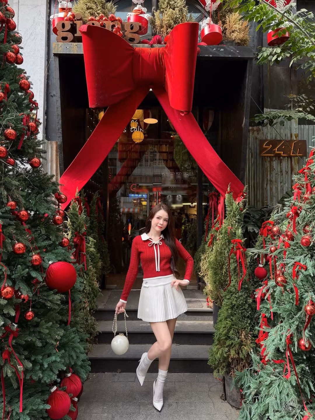 Phong cách thời trang của Sam luôn được công chúng đánh giá cao vì sự nữ tính, trẻ trung và khả năng "hack tuổi". (Ảnh: IGNV)