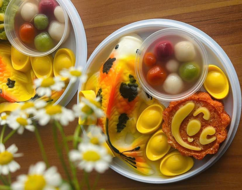 Thạch rau câu cá chép là điểm mới lạ của mâm cúng hiện đại. Nhiều bạn trẻ tự tay làm thạch rau câu 3D với hình dáng cá chép bơi lội trong hồ, điểm xuyết thêm những thỏi vàng đồng tiền bằng thạch