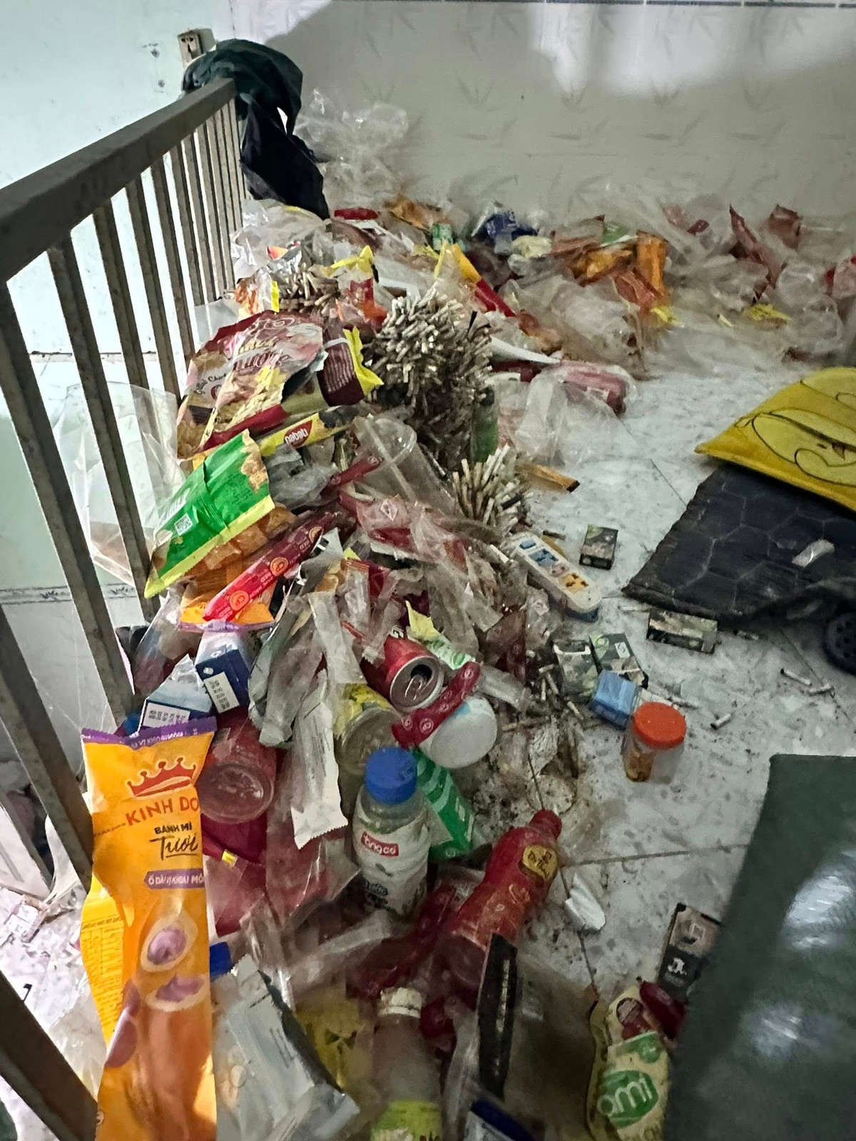 Nhìn vào những hình ảnh được chia sẻ, ai nấy đều phải rùng mình. Căn phòng trọ vốn nhỏ hẹp nay bị lấp đầy bởi những "núi rác" khổng lồ