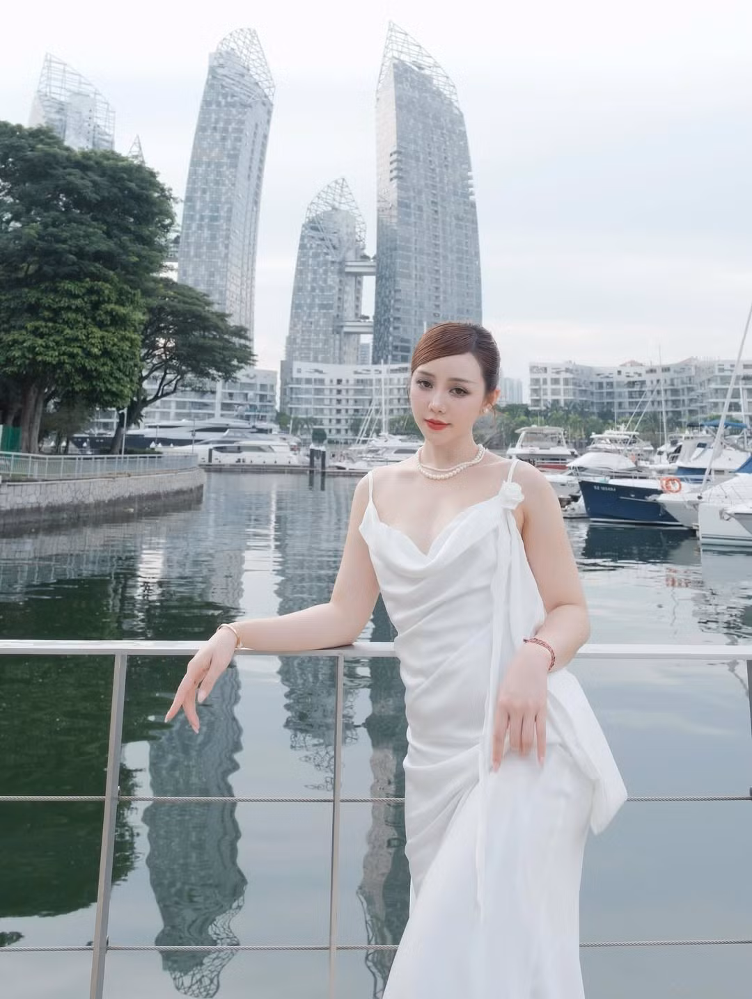 Nữ diễn viên tạo dáng đầy tự tin, với ánh mắt sắc sảo và nụ cười rạng rỡ, làm nổi bật phong thái sang trọng và khí chất cuốn hút, hoàn toàn xứng đáng với danh xưng "mỹ nhân phim giờ vàng" của VTV. (Ảnh: IGNV)