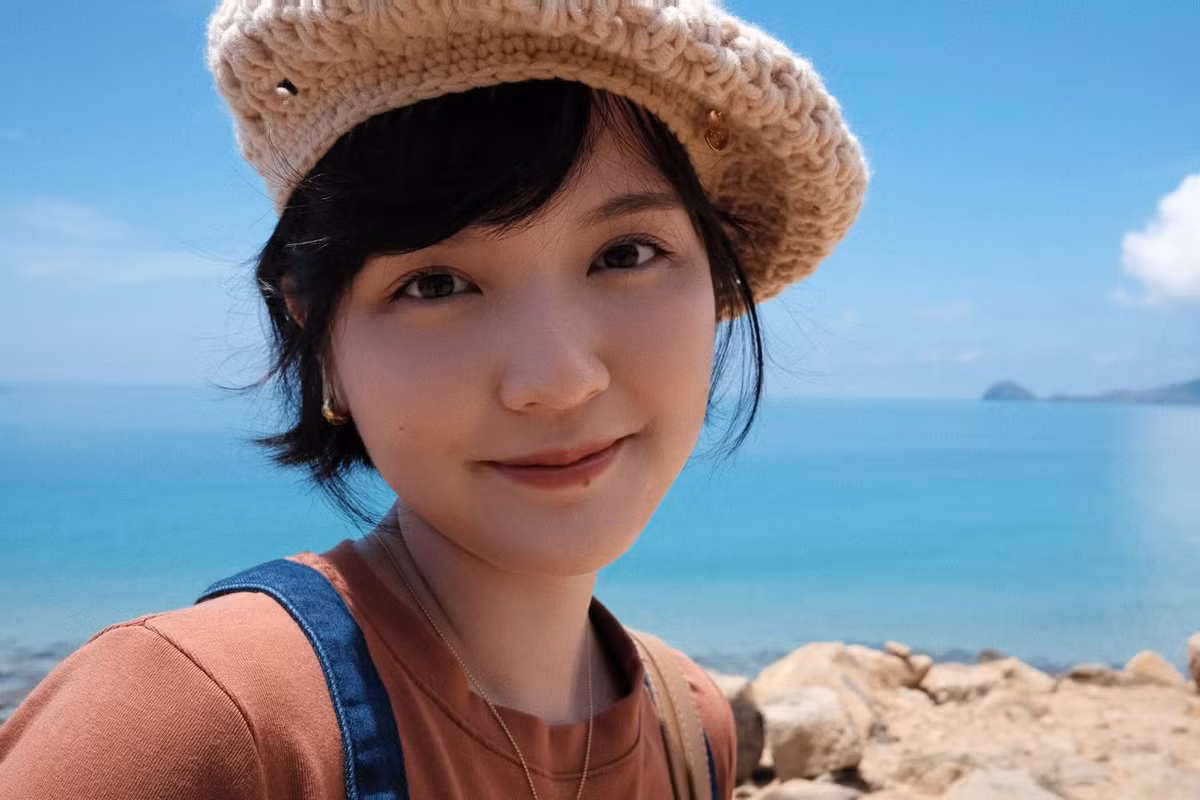 Giữa khung cảnh biển cả mênh mông và ánh nắng dịu nhẹ, Hải Tú khoe nụ cười tươi tắn, ánh mắt long lanh đầy sức sống. Gương mặt thanh tú cùng mái tóc ngắn đặc trưng càng làm nổi bật vẻ đẹp trong sáng, không tì vết của cô.