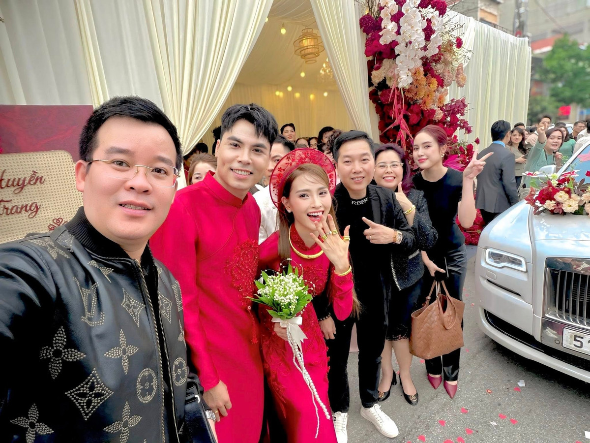 Mới đây, những hình ảnh trong lễ ăn hỏi sáng nay (27/2) của MC Mù Tạt và nam cầu thủ Đức Huy được hé lộ đã khiến cư dân mạng dậy sóng. Đây là cột mốc quan trọng đánh dấu sự khởi đầu cho hành trình hôn nhân của cặp đôi sau thời gian yêu đương ngọt ngào.