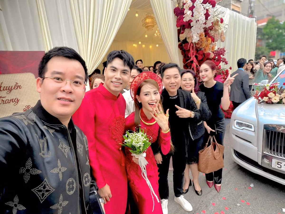 Mới đây, những hình ảnh trong lễ ăn hỏi sáng nay (27/2) của MC Mù Tạt và nam cầu thủ Đức Huy được hé lộ đã khiến cư dân mạng dậy sóng. Đây là cột mốc quan trọng đánh dấu sự khởi đầu cho hành trình hôn nhân của cặp đôi sau thời gian yêu đương ngọt ngào.