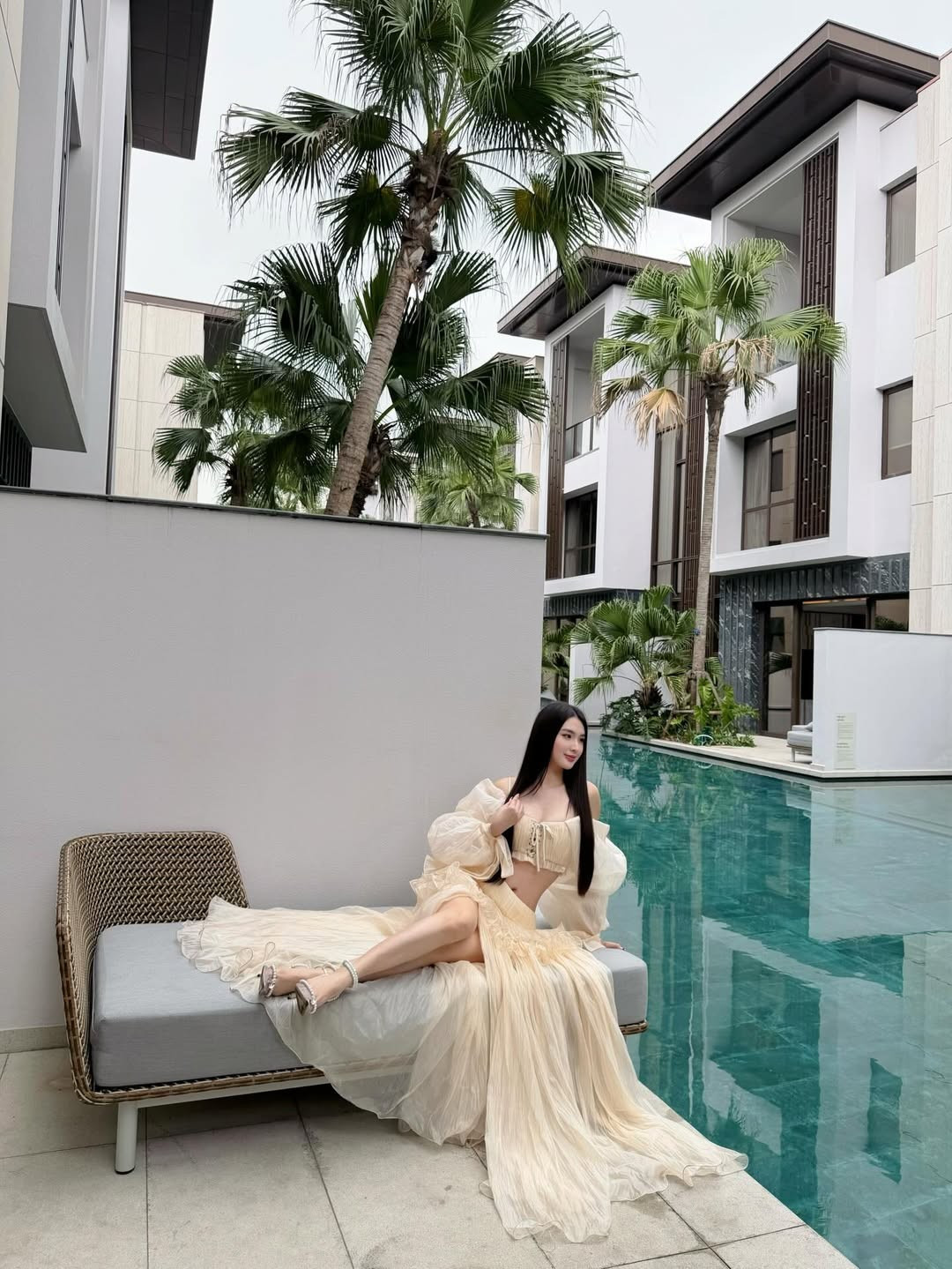 Không chỉ gây ấn tượng bởi ngoại hình, không gian xung quanh càng làm tôn lên đẳng cấp của người đẹp. Với bối cảnh là khu biệt thự nghỉ dưỡng hiện đại, bao quanh bởi làn nước xanh trong và hàng cọ nhiệt đới, Ngọc Loan xuất hiện đầy sang chảnh, đang tận hưởng kỳ nghỉ xa hoa. (Ảnh: IGNV)