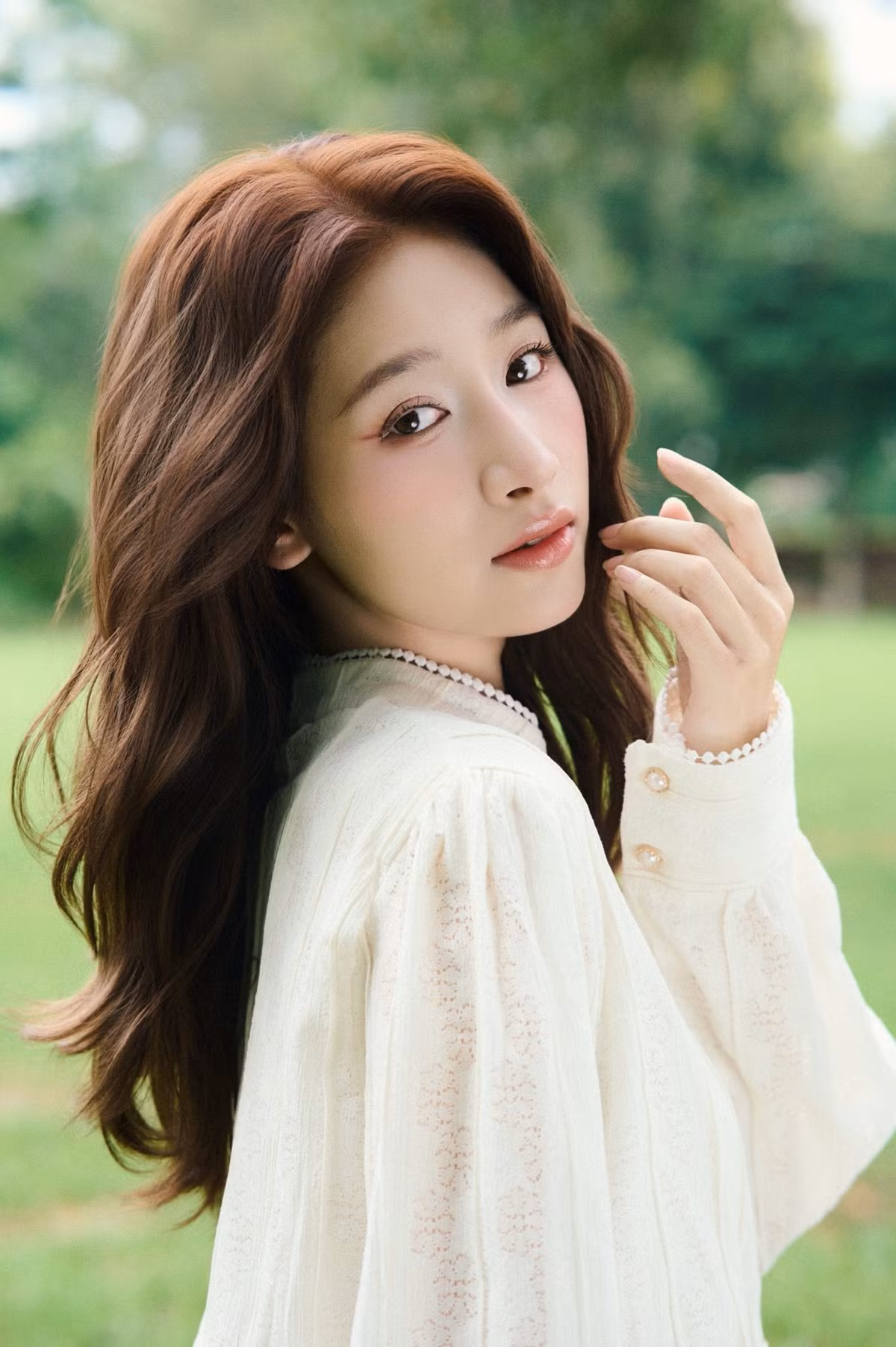 Linh Kul nổi lên như một hiện tượng mạng xã hội sau khi xuất hiện trong chương trình "Nóng cùng World Cup 2018" với vai trò là đại diện cho đội tuyển Tunisia. Với vẻ ngoài xinh xắn, nụ cười rạng rỡ và sự tự tin, cô nhanh chóng thu hút sự chú ý và nhận được danh xưng "Hot girl World Cup". (Ảnh: FBNV)