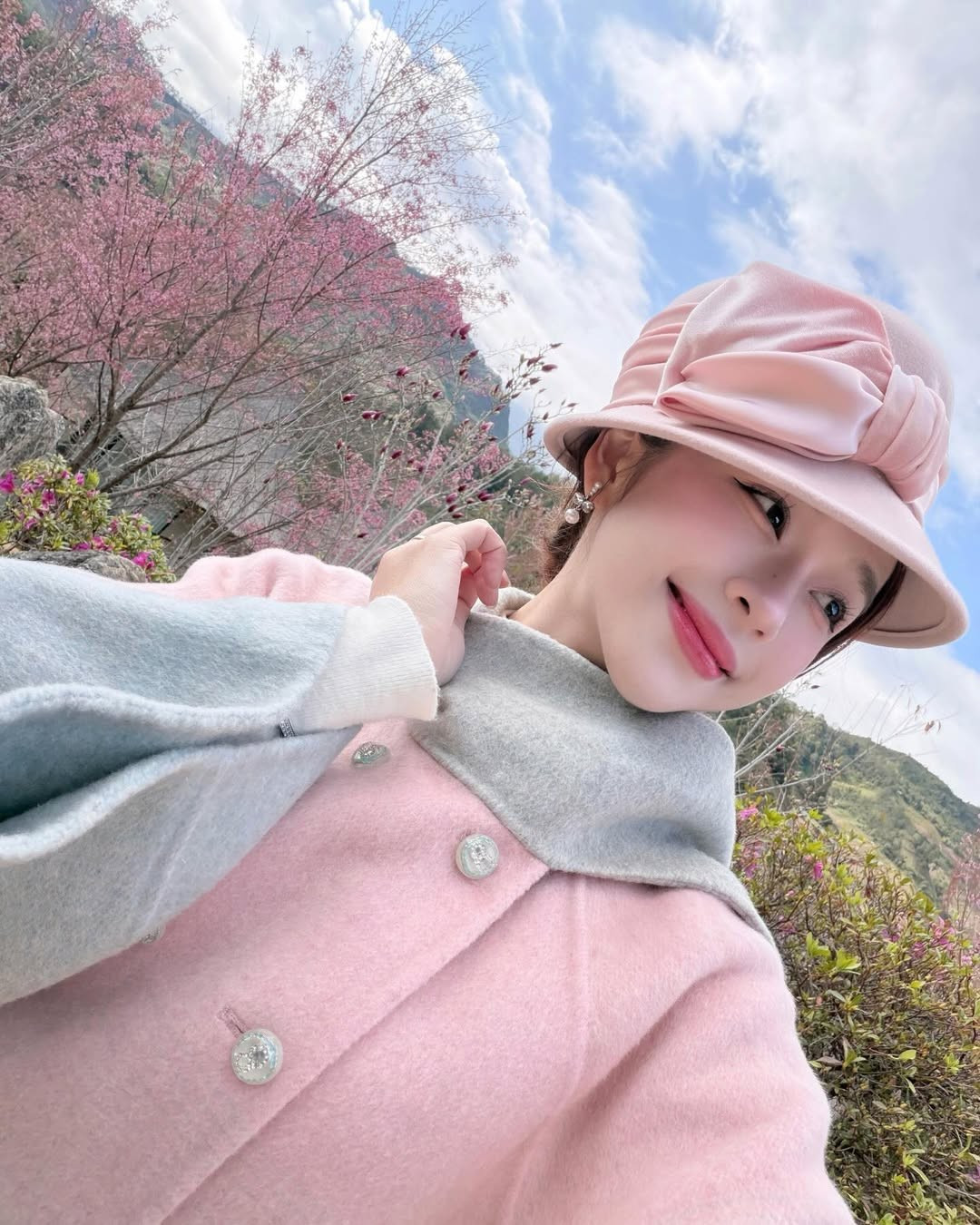 Nhiều người hâm mộ còn nhận xét: "Nhìn Karty Chang giữa rừng hoa mà không biết đâu là hoa, đâu là người". (Ảnh: FBNV)