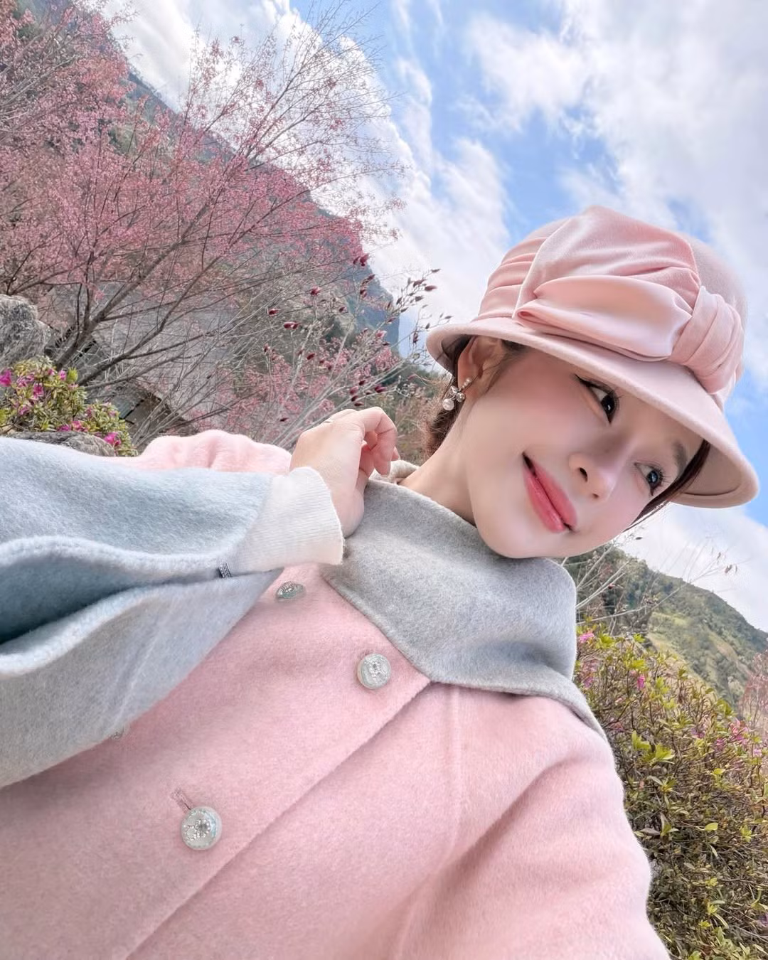 Nhiều người hâm mộ còn nhận xét: "Nhìn Karty Chang giữa rừng hoa mà không biết đâu là hoa, đâu là người". (Ảnh: FBNV)