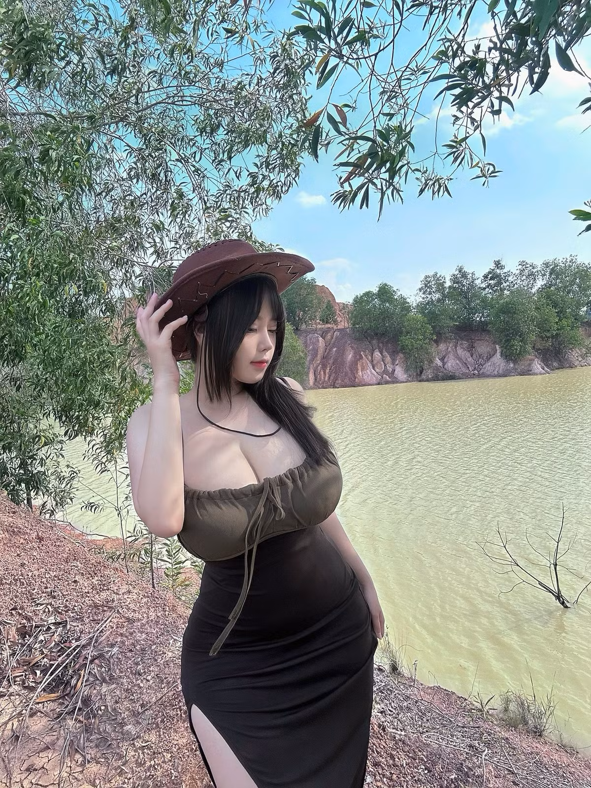 Thời gian gần đây, Pi Tiên ít khi lên sóng livestream khiến người hâm mộ "nhung nhớ". Ở phần bình luận bài đăng, cô nàng cũng tiết lộ lý do không livestream game là bởi mới bị mất tài khoản game nên đang khá "nản". (Ảnh: FBNV)