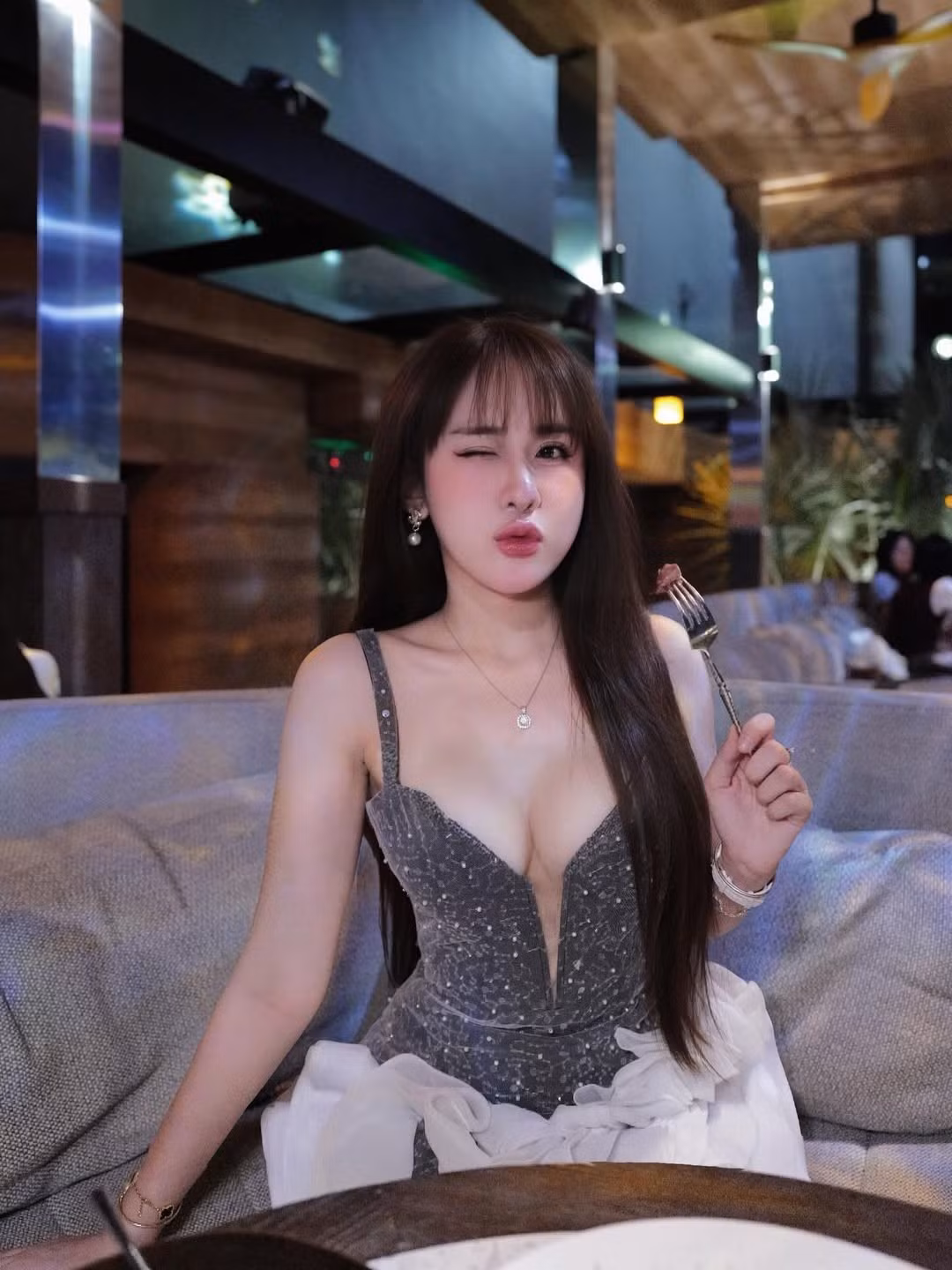 Cô nàng khéo léo khoe trọn bờ vai trần mảnh mai cùng làn da trắng không tì vết. (Ảnh: IGNV)